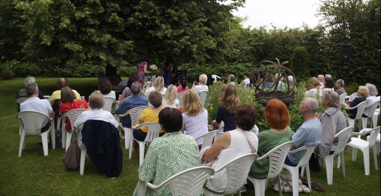 Publikum im Garten