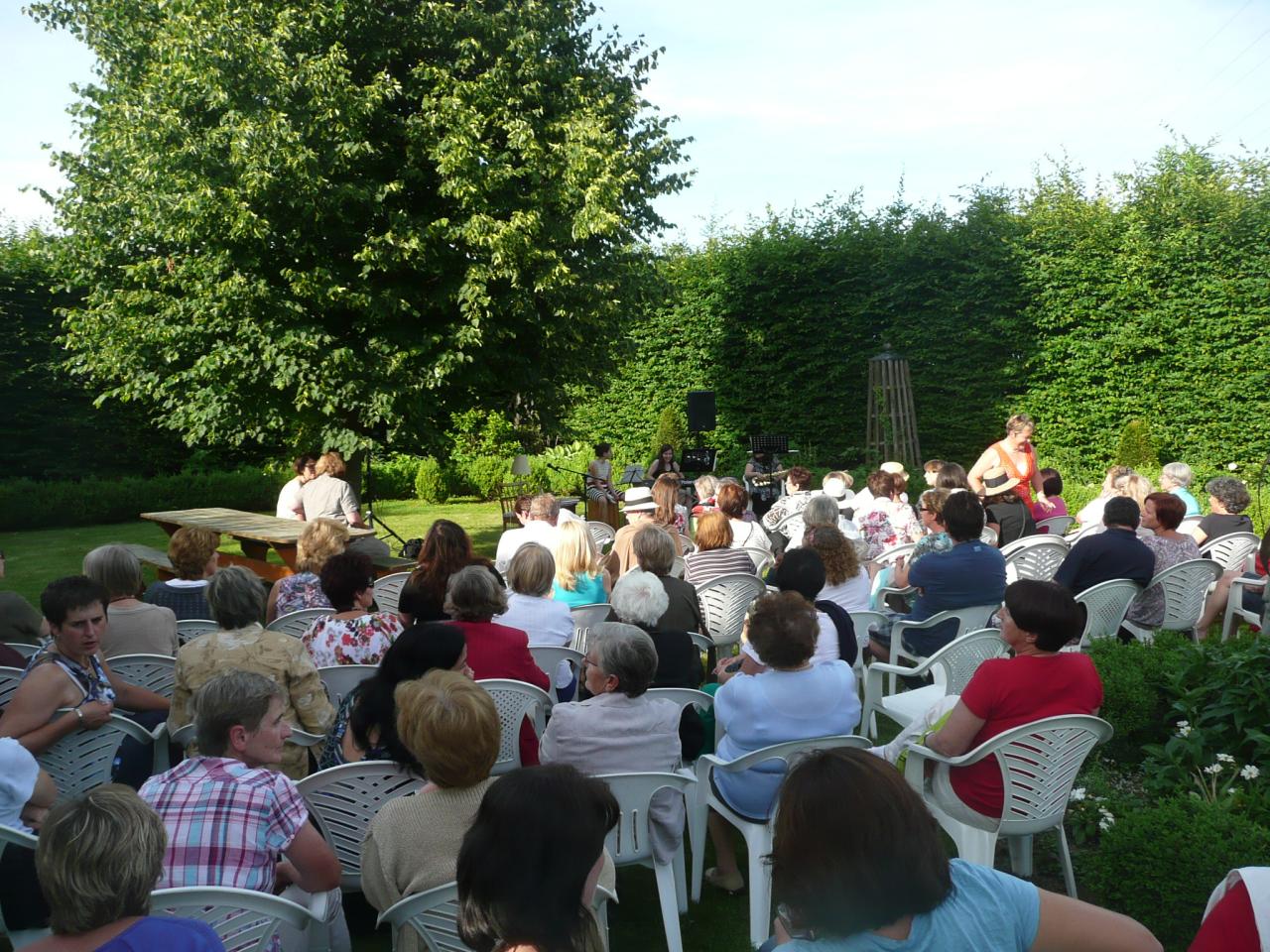 Publikum im Garten