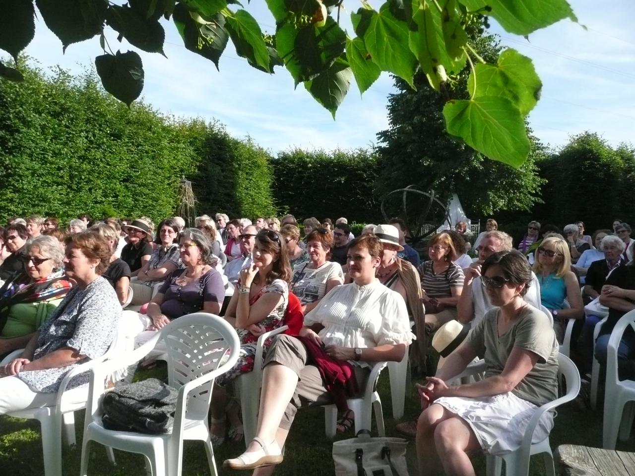 Publikum im Garten