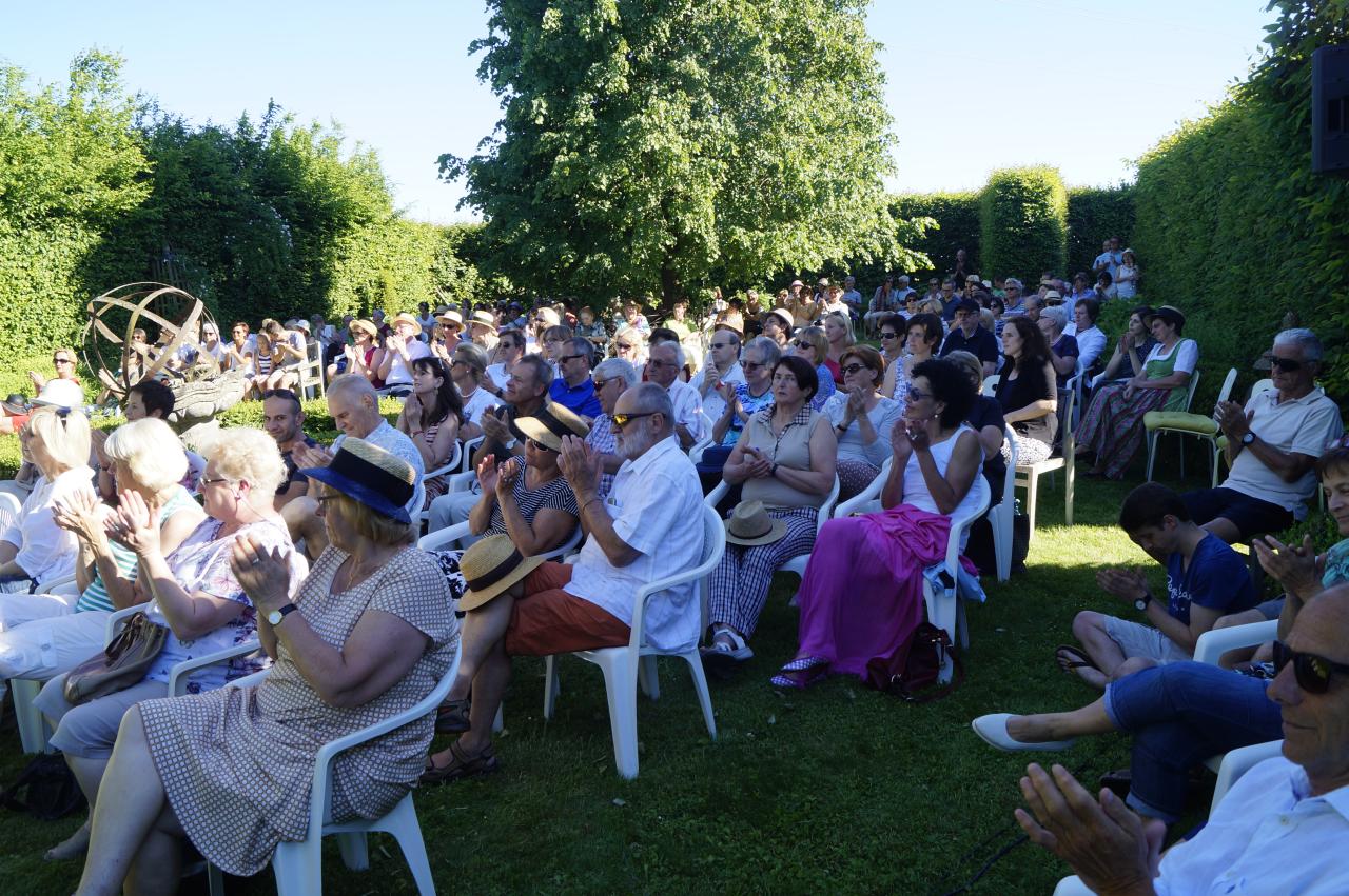 Publikum im Garten