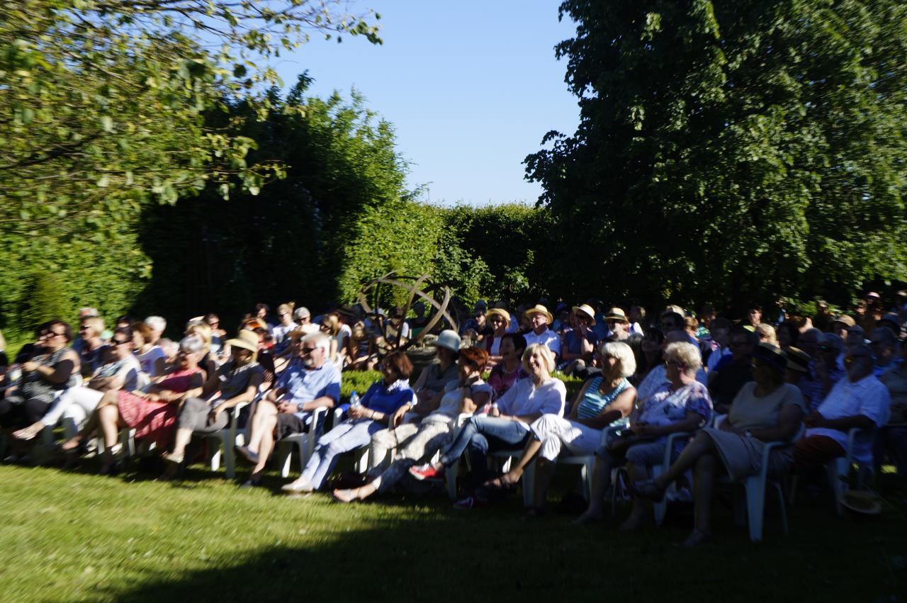 Publikum im Garten