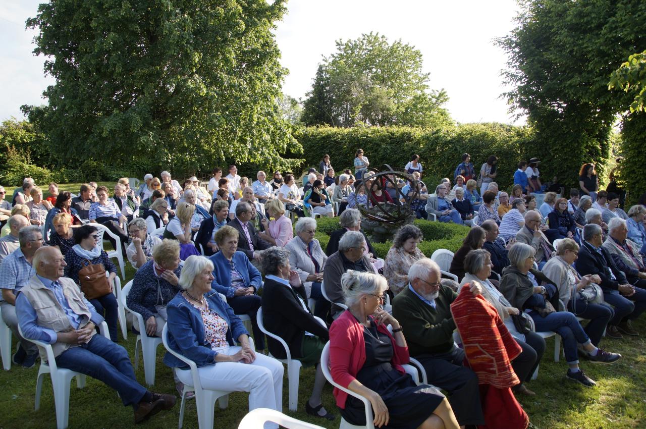 Publikum im Garten